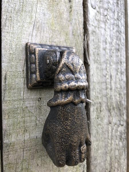 Grote foto bijzondere deurklopper als hand metaal bronslook doe het zelf en verbouw materialen en producten