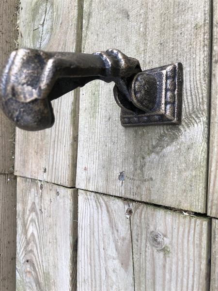 Grote foto bijzondere deurklopper als hand metaal bronslook doe het zelf en verbouw materialen en producten