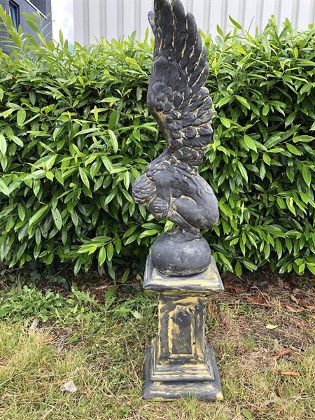 Grote foto knielende engel met vleugels omhoog op sokkel mooi zandstenen image stenen set tuin en terras tuindecoratie