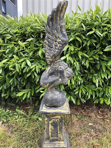 Grote foto knielende engel met vleugels omhoog op sokkel mooi zandstenen image stenen set tuin en terras tuindecoratie