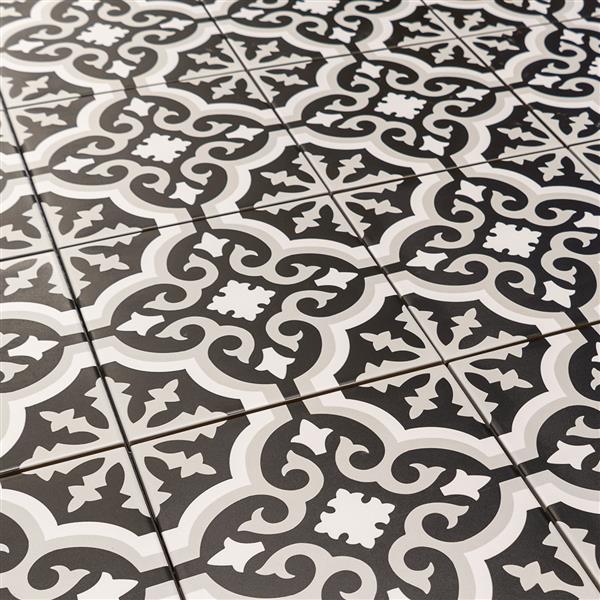 Grote foto keramische portugese vloertegels 20x20 zwart met wit en grijs bloemetjes patroon doe het zelf en verbouw tegels