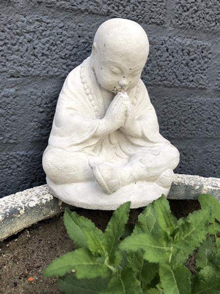 Grote foto shaolin monnik zittend biddend vol steen tuin en terras tuindecoratie