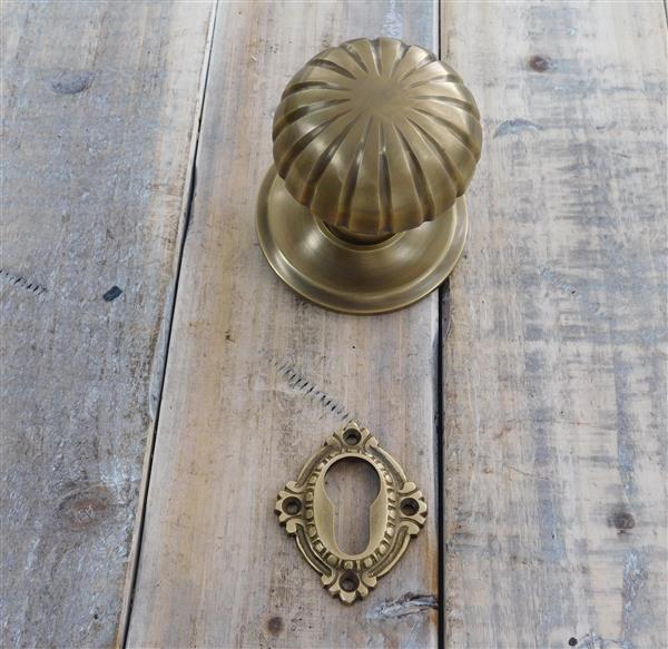 Grote foto deurknop met rozet antiek deurbeslag in messing met 9 inch lang draadbout en dopmoer de knop wor doe het zelf en verbouw materialen en producten