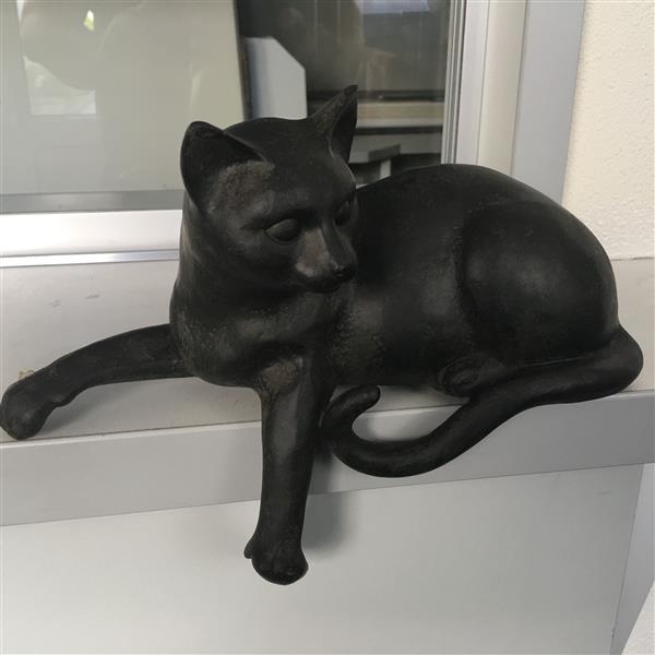 Grote foto katten sculptuur polystein liggend. tuin en terras tuindecoratie