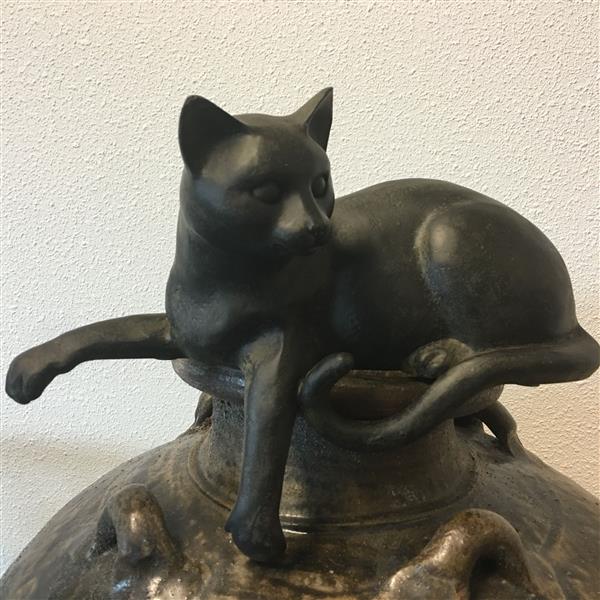 Grote foto katten sculptuur polystein liggend. tuin en terras tuindecoratie