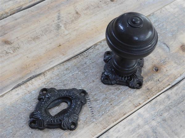 Grote foto deurknop met twee rozetten deurknop knoprozet en slotrozet antiek ijzer donkerbruin doe het zelf en verbouw materialen en producten