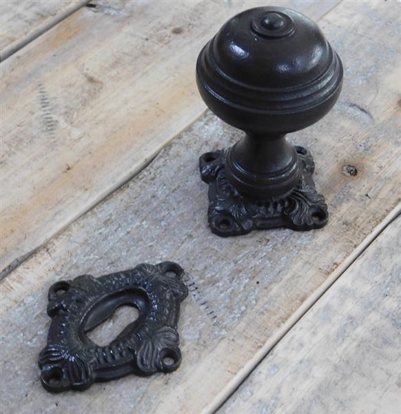 Grote foto deurknop met twee rozetten deurknop knoprozet en slotrozet antiek ijzer donkerbruin doe het zelf en verbouw materialen en producten