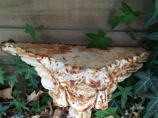 Grote foto prachtige wandengel als draagconsole van gietijzer in de kleur wit rust. tuin en terras tuindecoratie