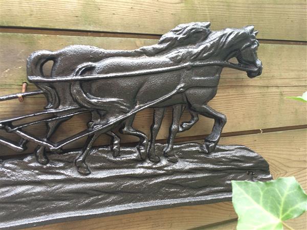 Grote foto wanddecoratie gietijzeren zwarte haardplaat boer met paard en ploeg. tuin en terras tuindecoratie