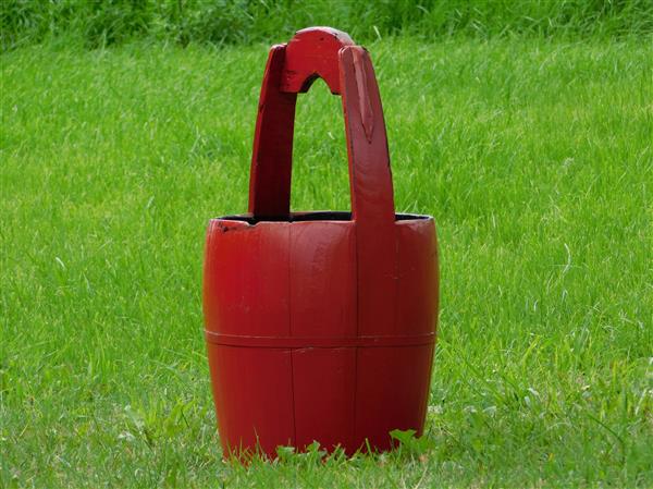 Grote foto vintage houten emmer rood hoogte 60 cm tuin en terras overige tuin en terras