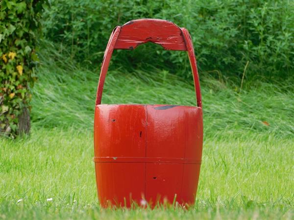 Grote foto vintage houten emmer rood hoogte 60 cm tuin en terras overige tuin en terras