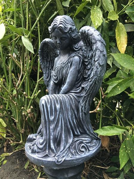 Grote foto mooie engel vol steen kleur donker een echte eye catcher tuin en terras tuindecoratie