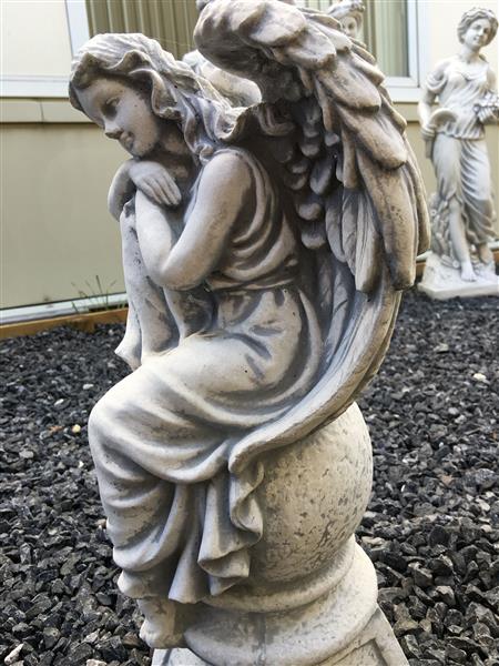 Grote foto engel op bol vol stenen beeld en mooi beeld tuin en terras tuindecoratie