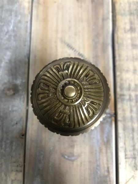 Grote foto historische koperen knop voor op de voordeur deurknop met een mooie rozet messing. doe het zelf en verbouw materialen en producten