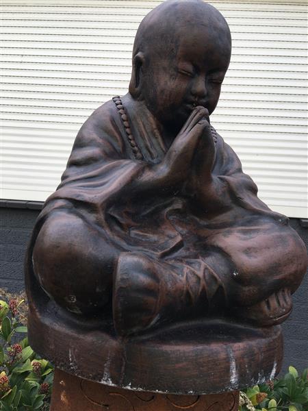Grote foto shaolin monnik biddend vol steen . tuin en terras tuindecoratie