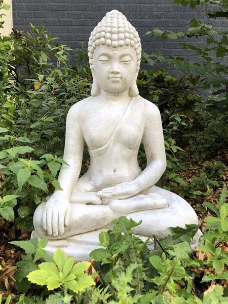 Grote foto mediterende boeddha vol steen. tuin en terras tuindecoratie