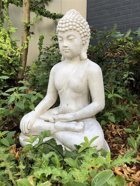 Grote foto mediterende boeddha vol steen. tuin en terras tuindecoratie