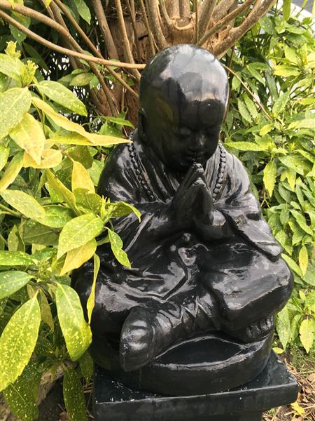 Grote foto japanse monnik zwart op sokkel. tuin en terras tuindecoratie