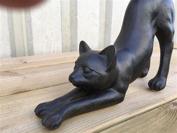 Grote foto sculptuur van een kat die zich uitstrekt tuin en terras tuindecoratie