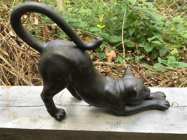 Grote foto sculptuur van een kat die zich uitstrekt tuin en terras tuindecoratie