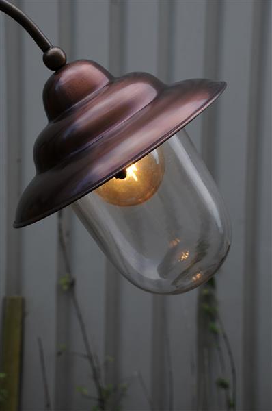 Grote foto retro wandlamp van koper messing en glas. tuin en terras tuindecoratie