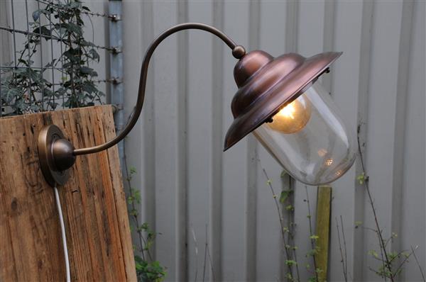 Grote foto retro wandlamp van koper messing en glas. tuin en terras tuindecoratie