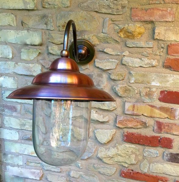 Grote foto retro wandlamp van koper messing en glas. tuin en terras tuindecoratie