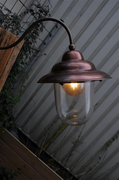 Grote foto retro wandlamp van koper messing en glas. tuin en terras tuindecoratie