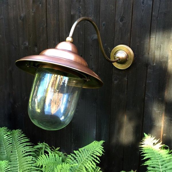 Grote foto retro wandlamp van koper messing en glas. tuin en terras tuindecoratie