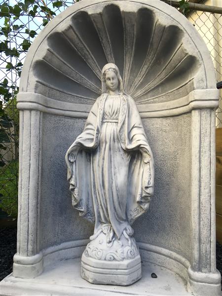 Grote foto mooi mariabeeld vol steen in bidkapel vol steen. tuin en terras tuindecoratie