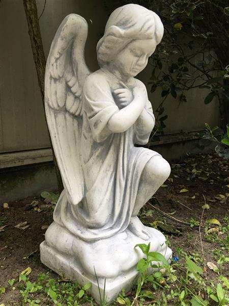 Grote foto engel weerbestendig knielend vol steen tuin en terras tuindecoratie