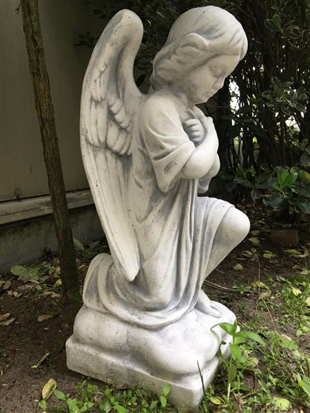 Grote foto engel weerbestendig knielend vol steen tuin en terras tuindecoratie