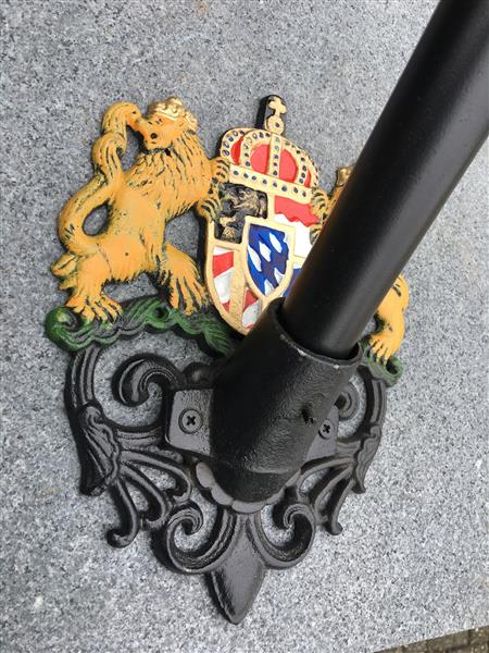 Grote foto vlaggenmasthouder zwart met koninklijk logo voor de muur gietijzer met poedercoating verzamelen overige verzamelingen