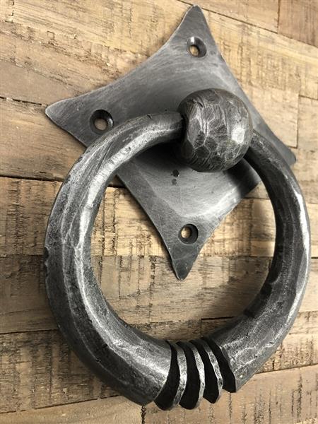 Grote foto pull ring deurklopper smeedijzer voor op de rustieke houten deur kloosterdeur landhuisdeur. doe het zelf en verbouw materialen en producten