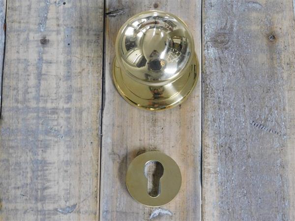 Grote foto vaste deurknop gepolijst messing met veiligheidsrozetten doe het zelf en verbouw materialen en producten