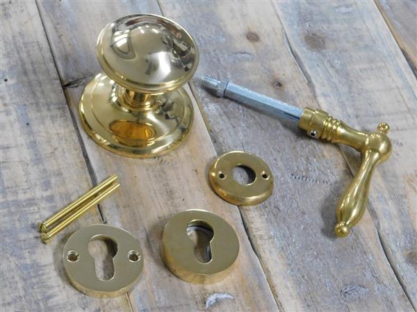 Grote foto deurknop messing met veiligheidsrozetten topkwaliteit in gepolijst messing. doe het zelf en verbouw materialen en producten