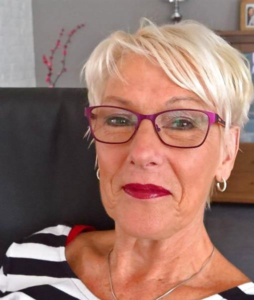 Grote foto de eenzaamheid bekruipt me contacten en berichten vrouw zoekt man