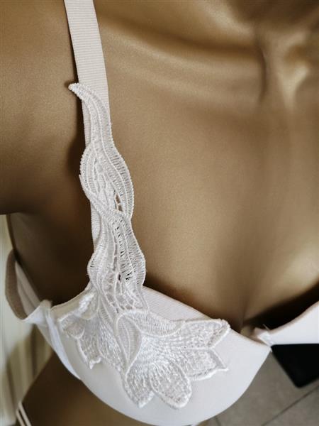 Grote foto nieuwe witte verstevigde bh met prachtige string kleding dames ondergoed en lingerie