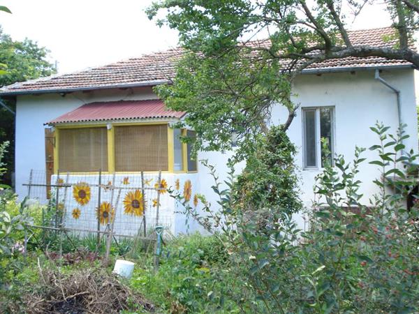 Grote foto een gerenoveerd huis met 2 verdiepingen huizen en kamers bestaand europa