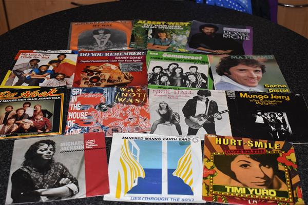 Grote foto vintage 45t vinylsingels cd en dvd singles