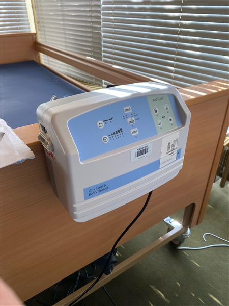 Grote foto elektrisch verstelbaar ziekenhuisbed toebehoren diversen verpleegmiddelen en hulpmiddelen