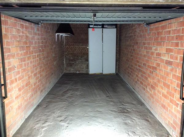 Grote foto ruime garagebox te huur berchem buurt fruithoflaan huizen en kamers garageboxen